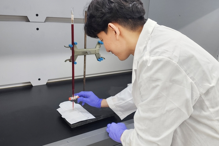 FITI시험연구원 연구원이 의약외품 품질검사를 진행하고 있다.
