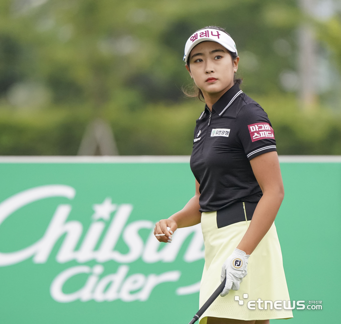 [포토]  티샷 방향을 확인하는 김민주