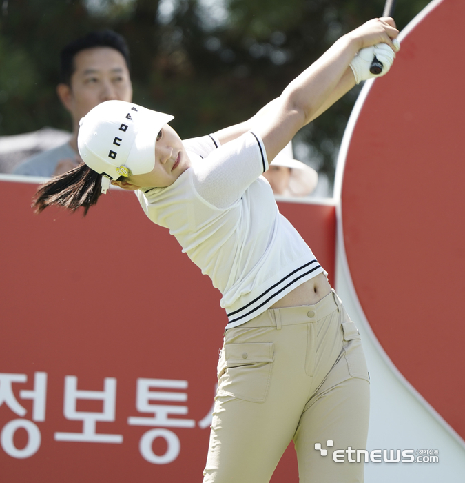 [포토] 머리를 고정하고 티샷하는 이제영