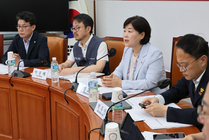 4일 오전 국회에서 열린 ‘윤석열 정권 반인권적 노동자 탄압 규탄 기자간담회’에서 더불어민주당 노동존중실천단장인 서영교 최고위원이 발언하고 있다. 이날 간담회는 더불어민주당 노동존중실천 국회의원단·을지로위원회·건설노동자탄압 및 과잉수사 대응TF·행안위 소속 의원 주최로 열렸다. 연합뉴스