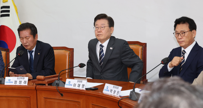 민주당 이재명 대표와 박광온 원내대표가 5일 국회에서 당 최고위를 하고 있다. 연합뉴스