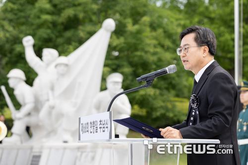 김동연 경기지사가 6일 수원 현충탑에서 진행된 ‘제68회 현충일 추념식’에 참석했다.