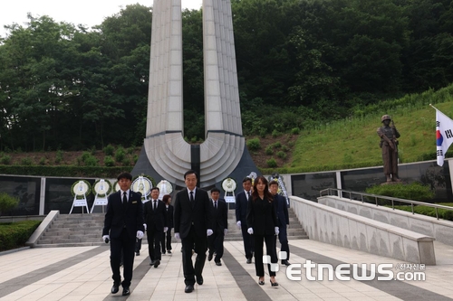 임태희 경기도교육청 교육감이 6일 ‘제68회 현충일’을 맞아 이천호국원 현충탑을 방문해 호국영령들의 희생정신을 기렸다.