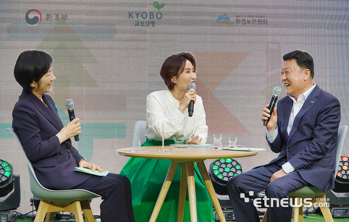 교보생명이 지난 5일 시민과 함께하는 ‘환경교육 북콘서트’를 열었다. 이날 야외무대에서 열린 행사에서 한화진 환경부장관(왼쪽)과 편정범 교보생명 대표이사 사장이 환경교육과 환경보호 실천에 대한 진솔한 이야기를 나누고 있다.