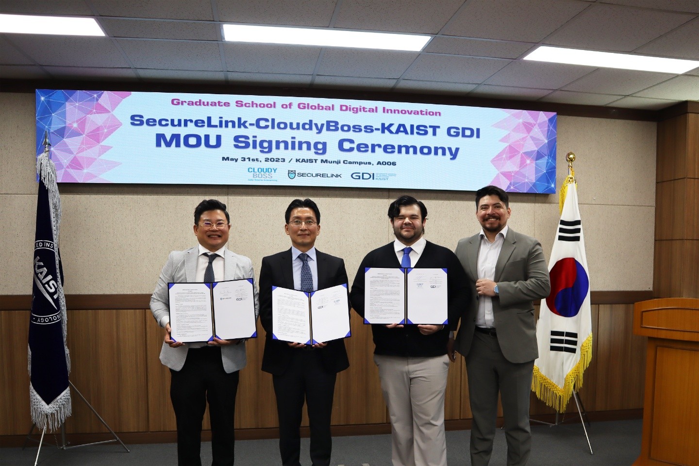 왼쪽부터 고준용 시큐어링크 대표, 한승원 KAIST GDI 교수, 조슈아 엔토니간 호주 클라우디보스 CEO, 로니 KAIST GDI 수석연구원(제공:시큐어링크)