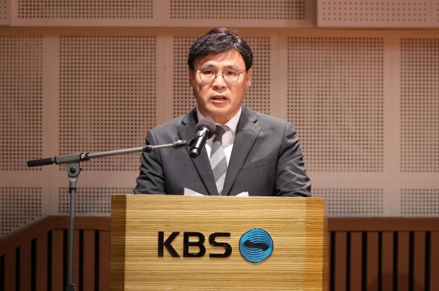 김의철 KBS 사장이 8일 오전 서울 여의도 KBS 아트홀에서 수신료 분리 징수 권고와 관련한 KBS 입장과 대응 방안을 밝히는 기자회견을 하고 있다. 연합뉴스.