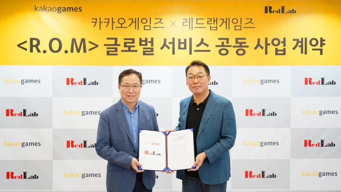 카카오게임즈는 레드랩게임즈가 개발 중인 신작 하드코어 다중접속역할수행게임(MMORPG) ‘롬(R.O.M: Remember Of Majesty)’ 글로벌 서비스를 위한 공동 사업 계약을 체결했다. 조계현 카카오게임즈 대표(왼쪽)와 신현근 레드랩게임즈 대표가 기념촬영했다.