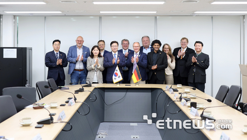 염태영 경기도 경제부지사(앞줄 왼쪽 두 번째)가 지난 7일 도청에서 알렉산더 쾨니히 독일 바이에른주 의원과 만나 경기도-바이에른주 협력 확대와 디지털 분야 협력 방안에 대해 의견을 교환했다.
