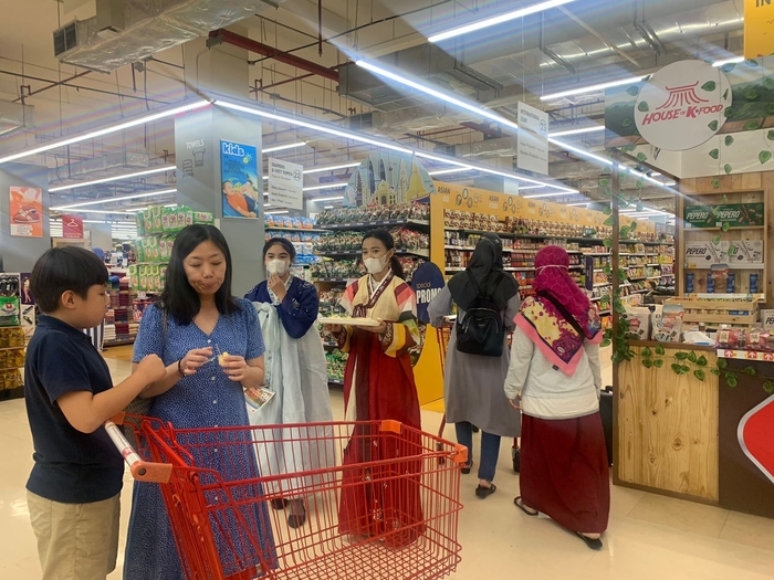 인도네시아 자카르타에 위치한 롯데마트 간다리아시티점에서 현지 고객들이 청송사과를 시식하고 있다.