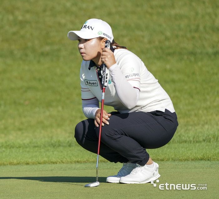 [포토] 강채연, 다시 한번 확인한다