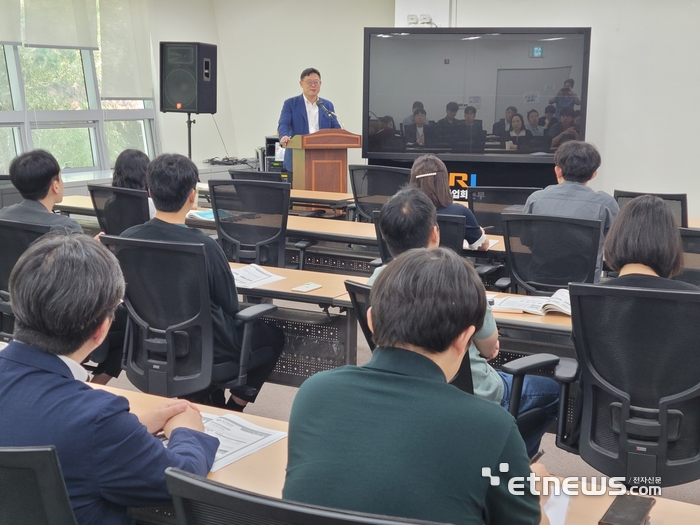 백승현 과학기술분야 정부출연연구기관 조직문화협의회장(철도연 기획실장)이 발언하고 있다.