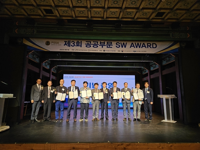 ‘제3회 공공부문 SW AWARD’ 시상식이 지난 9일 충무로 ‘한국의 집’에서 열린가운데 수상자와 주요 참석자가 기념촬영했다. 맨 왼쪽부터 송광헌 한국상용SW협회 회장, 이원석 공공부문발주자협의회 부회장,  윤두식 지란지교시큐리티 대표, 이희상 포시에스 대표, 김지혁 위세아이텍 CTO, 이금탁 피씨엔 전무, 정한균 정부정보화협의회 회장, 전준식 오픈마루 대표, 박윤경 영림원소프트랩 부사장, 고준용 시큐어링크 대표, 장두원 과학기술정보통신부 과장. 한국상용SW협회 제공