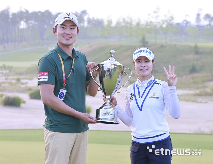 [포토] 박민지, 캐디오빠와 함께 기쁨을 나눠요