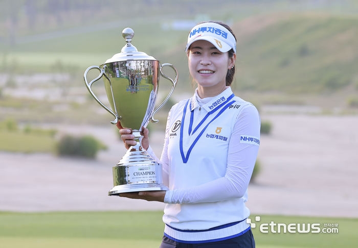 [포토] 박민지, KLPGA 투어 17승으로 최다승 3위 달성