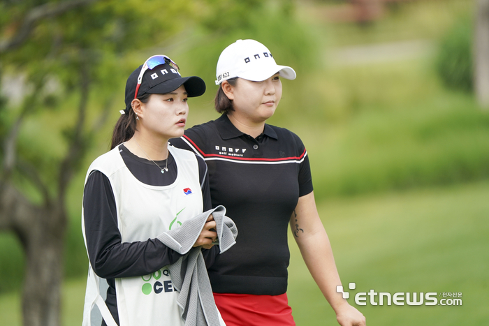 [포토] 김아현-홍승연, 짧은 버디찬스에요