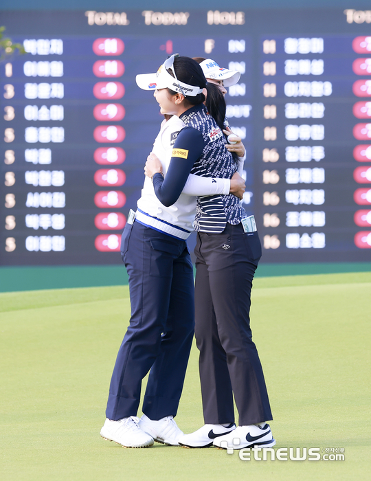 [포토] 박민지-이예원,  언니 축하해요