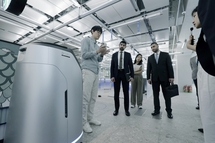 배달로봇 보는 UAE 셰이크 사우드 왕자와 샤르자 왕실 고위대표단 일행들