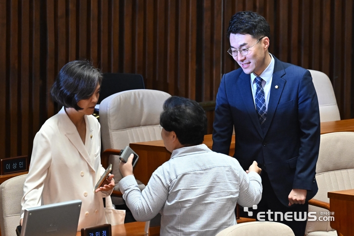 본회의 참석한 김남국