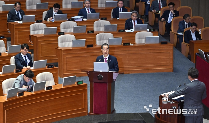 제407회 국회(임시회) 제1차 본회의가 12일 서울 여의도 국회에서 열렸다. 한덕수 국무총리가 정치·외교·안보분야 대정부질문에 참석해 의원 질의에 답하고 있다. 이동근 기자 foto@etnews.com