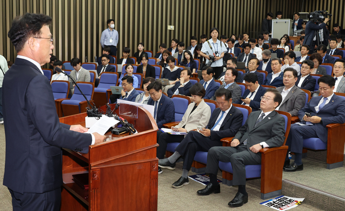 12일 국회에서 열린 민주당 의원총회에서 박광온 원내대표가 발언하고 있다. 연합뉴스