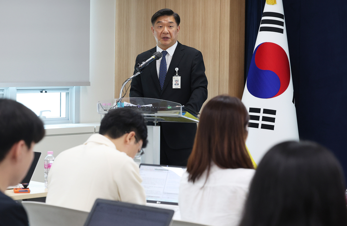 12일 오전 경기도 수원시 영통구 수원지방검찰청에서 박진성 방위사업·산업기술범죄수사부장이 반도체공장 설계자료 해외유출사건 중간 수사결과를 발표하고 있다.