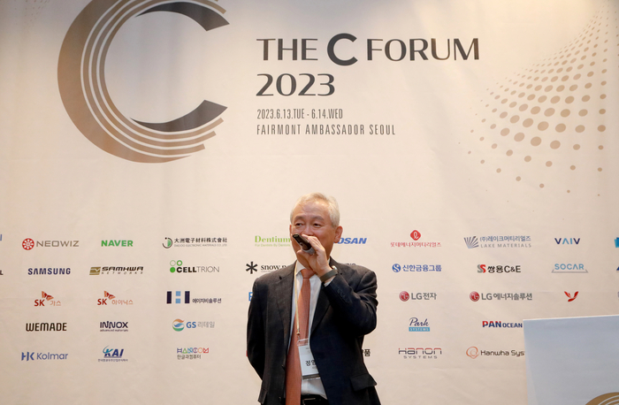 정영채 NH투자증권 사장이 페어몬트 앰버서더 서울 호텔에서 ‘THE C FORUM 2023’ 참석자들에게 환영 인사를 하고 있다.