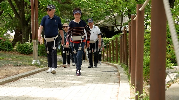 위로보틱스의 웨어러블 모빌리티 WIM을 착용한 운동프로그램 참가자들의 모습 (주식회사 위로보틱스 제공)