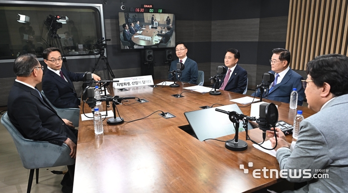 전자신문·지방자치TV 공동 특별좌담 ‘지방회생, 산업이 답이다’가 14일 서울 여의도 지방자치TV에서 열렸다. 이개호 더불어민주당 의원(왼쪽부터), 조해진 국민의힘 의원, 홍남표 창원시장, 김영환 충북도지사, 우동기 국가균형발전위원장, 신율 명지대 교수가 토론을 하고 있다.  이동근 기자 foto@etnews.com