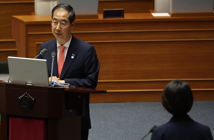 한덕수 국무총리가 14일 국회 본회의에서 민주당 고민정 의원의 대정부 질문에 답하고 있다. [연합뉴스]