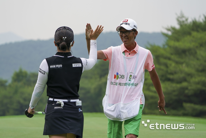 [포토] 버디 성공 자축하는 이다연