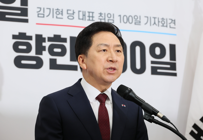 국민의힘 김기현 대표가 취임 100일을 맞은 15일 오전 국회에서 기자회견을 열고 소회를 밝히고 있다.