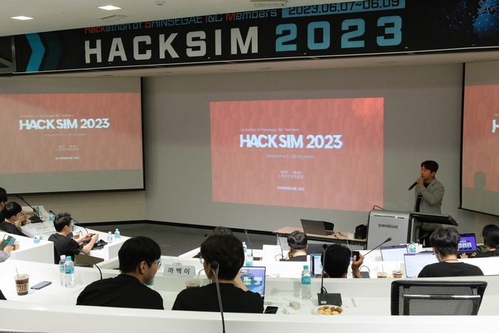 신세계아이앤씨가 생성형 인공지능(Generative AI) 기술 기반 사내 해커톤 대회 ‘핵심 2023(HACKSIM 2023)’을 개최했다. 회사 관계자가 행사 내용을 설명하고 있다. 신세계아이앤씨 제공