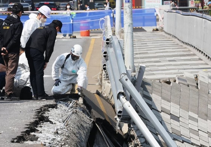 지난 4월 붕괴된 정자교에서 경찰과 국과수가 합동감식하는 모습. 연합뉴스