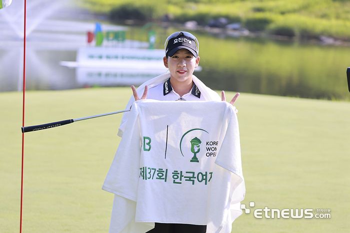 요진건설산업 골프단 홍지원이 한국여자오픈 우승 트로피를 들어올렸다. 사진=손진현 기자