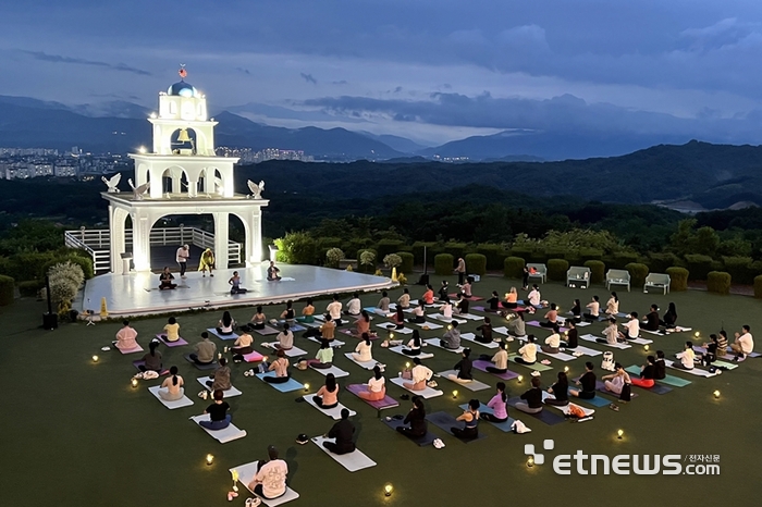 춘천 구봉산에 위치한 카페에서 별빛 요가를 진행하는 모습.