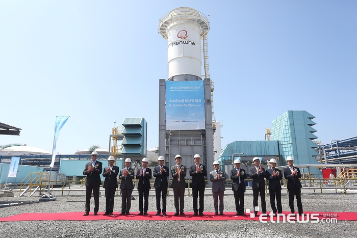 한화와 한국서부발전은 21일 충청남도 서산시에 위치한 한화임팩트 대산사업장에서 ‘대산 수소터빈발전 실증 기념식’을 개최했다.
 왼쪽부터 알렉스(Alex) PSM 대표, 김승모 한화 건설부문 대표, 김태균 한국전력 기술혁신본부장,  손영창 한화파워시스템 대표, 이완섭 서산시장 이옥헌 산업통상자원부 수소경제정책관, 김희철 한화임팩트 대표, 박형덕 한국서부발전 사장, 전형식 충청남도 정무부지사, 문재도 H2KOREA 회장, 김홍근 전력거래소 본부장, 나상섭 한화토탈에너지스 대표.