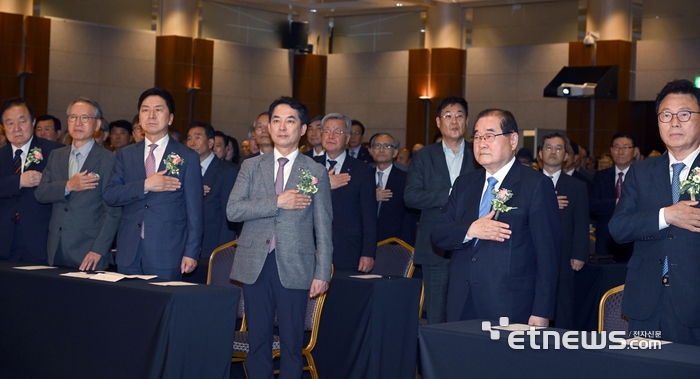 제23대 광복회장 취임식이 22일 서울 용산구 백범김구기념관에서 열렸다. 이종찬 광복회장과 참석자들이 국민의례를 하고 있다. 박지호기자 jihopress@etnews.com