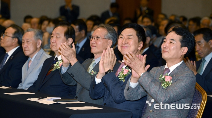박수치는 김형오, 김기현, 박민식