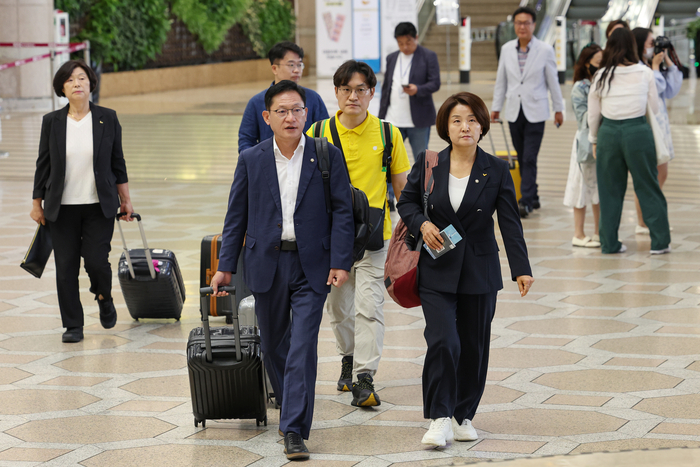 정의당 배진교 원내대표, 이은주 원내수석부대표 등 원내지도부가 22일 오전 서울 강서구 김포국제공항을 통해 일본으로 출국하고 있다. 이들은 원전 오염수 방류 계획에 항의하기 위해 2박 3일 일정으로 일본을 방문한다. 연합뉴스