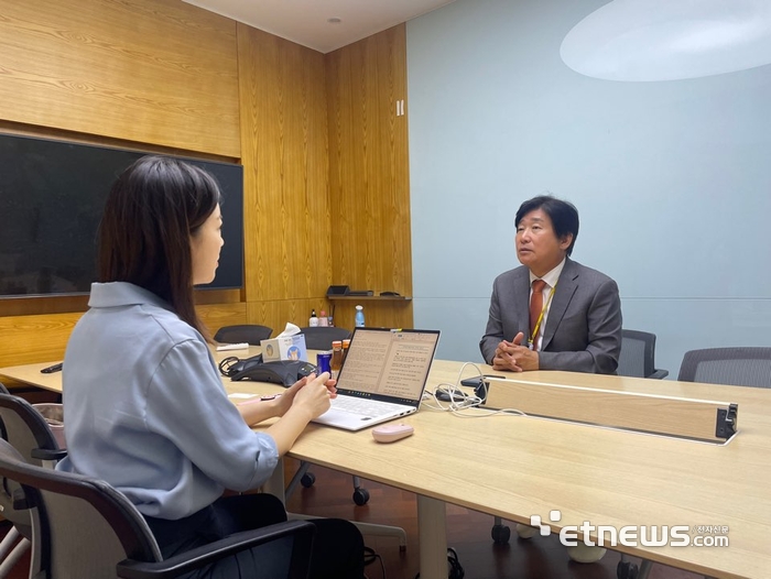 이상훈 에이비엘바이오 대표가 본지 기자와 인터뷰하고 있다.