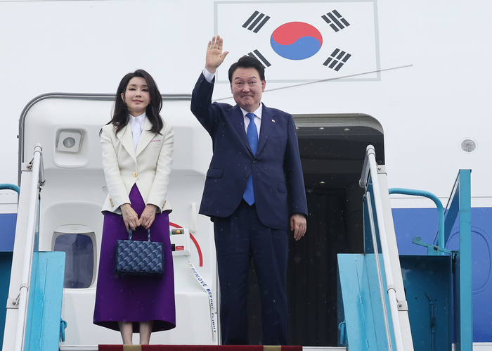 프랑스 국제박람회기구(BIE) 총회와 베트남 국빈 방문을 마친 윤석열 대통령과 김건희 여사가 24일(현지시간) 하노이 노이바이 국제공항에서 귀국길에 오르며 공군 1호기에 탑승해 인사하고 있다. 연합뉴스