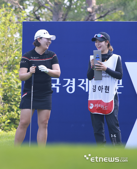 [포토] 김아현, 미소로 긴장을 풀어요