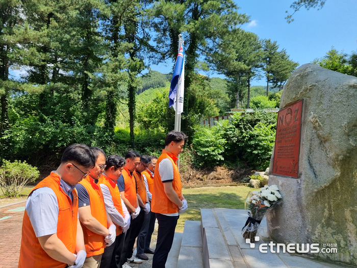 한화오션 직원은 24일, 호국보훈의 달인 6월을 맞아 경기도 가평군에 위치한 미국, 캐나다, 호주, 뉴질랜드 UN참전국 전투기념비 정화 활동을 하고 추모하는 시간을 가졌다 . 뉴질랜드 전투기념비 환경정화 활동을 하고 헌화 묵념하고 있는 모습