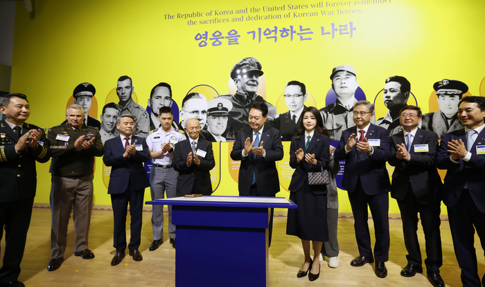 '한미동맹 70주년 특별전' 찾은 윤석열 대통령 부부