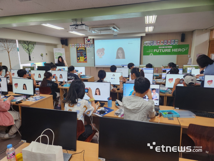 블루커뮤니케이션이 2023 상반기 디지털새싹 캠프를 초등학생들에게 제공하고 있다.