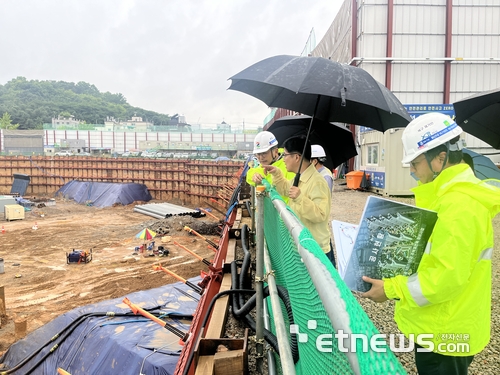 김규식 광명시 부시장이 지난26일 광명·철산·하안동 일대를 방문해 장마로 인한 침수에 대비해 안전 점검을 실시했다.