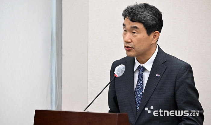 교육위 현안보고 하는 이주호 부총리