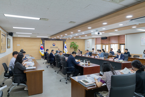 고학수 개인정보보호위원회 위원장이 28일 오전 서울 종로구 정부서울청사에서 개최된 제11회 개인정보보호위원회 전체회의를 진행하고 있다.(개인정보보호위원회 제공)