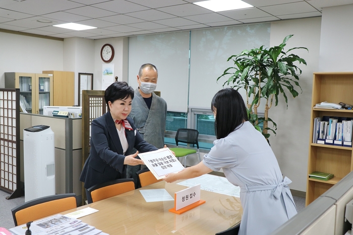 최영희 의원은 지난해  ‘충무공 이순신 유물 일괄 국보 승격 촉구’ 기자회견을 열고 국회 청원서를 제출했다.