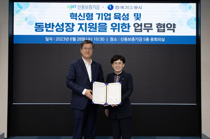 한국가스공사는 28일 대구광역시 동구 신용보증기금에서 신용보증기금과 ‘혁신형 기업 육성 및 동반성장 지원을 위한 업무협약’을 체결했다. 최연혜 가스공사 사장(오른쪽)과 최원목 신용보증기금 이사장이 협약서를 들어보이고 있다.